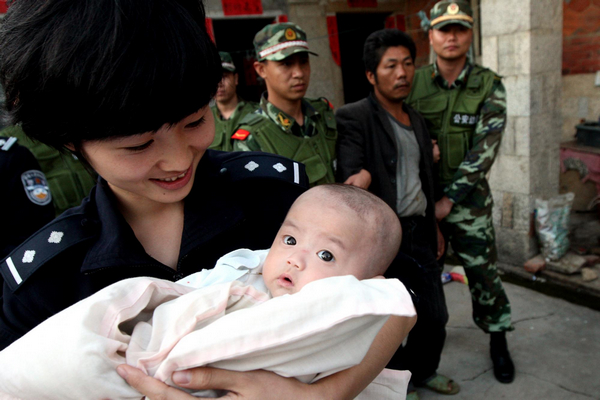 A baby is rescued from a child trafficking gang in Putian city, East China's Fujian province, Nov 30, 2011. .[Photo/Xinhua] 