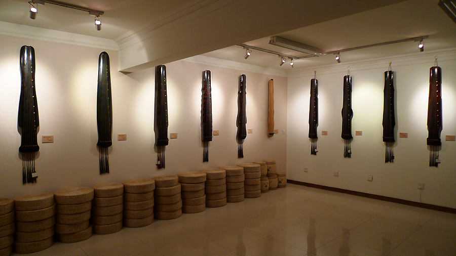 Seven-string zithers are on display in Duyi Zither Club in Beijing from November 20 to December 20, 2011.[Photo by Xu Lin / China.org.cn]