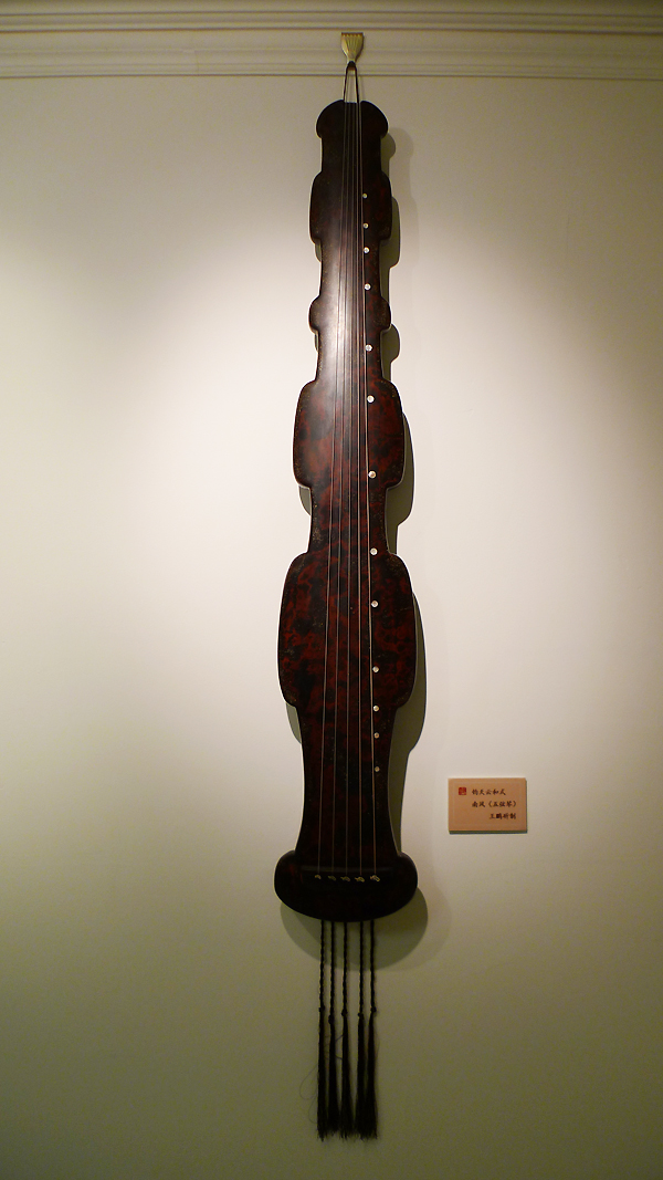 A five-string zither, also a kind of seven-string zither, is on display in Duyi Zither Club in Beijing from November 20 to December 20, 2011.[Photo by Xu Lin / China.org.cn]