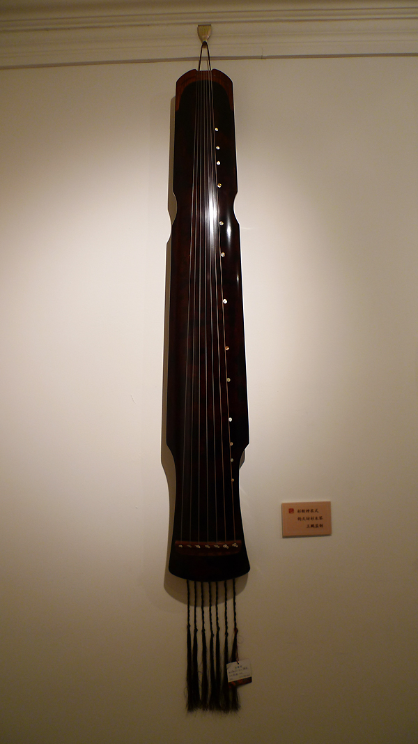 A Shanduanshennong-style seven-string zither is on display in Duyi Zither Club in Beijing from November 20 to December 20, 2011. [Photo by Xu Lin / China.org.cn]