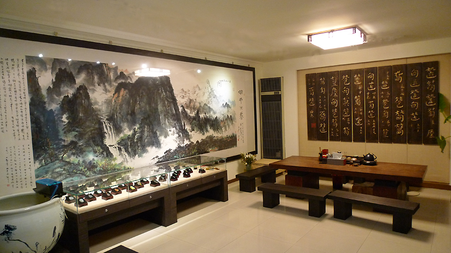 An exhibition on seven-string zithers is on display in Duyi Zither Club in Beijing from November 20 to December 20, 2011.[Photo by Xu Lin / China.org.cn]