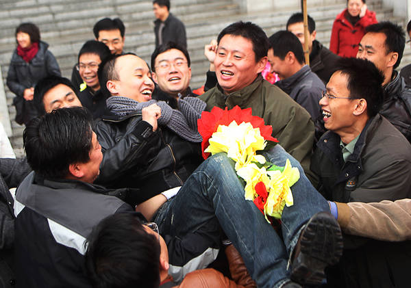 Wang Yue, the only Chinese volunteer in the Mars-500 experiment program, is welcomed by his colleagues at the Astronaut Center of China in Beijing after he returned on Tuesday from a 520-day stay in a mock-up spacecraft to Mars. [Photo/ China Daily]