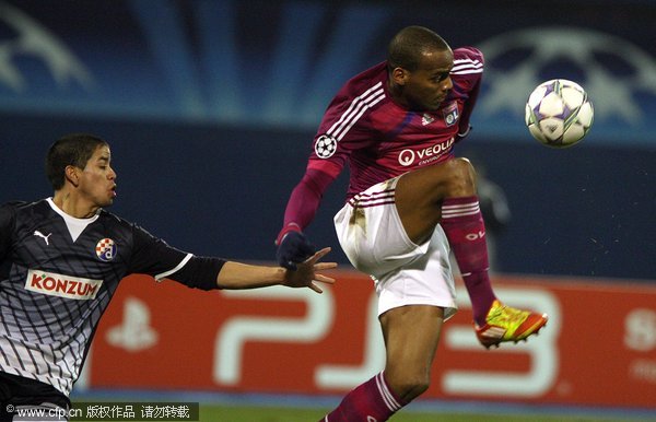 Maxime Gonalons of Lyon (R) struggles for the ball with Adrian Calello (L) of Dinamo Zagreb during their UEFA Champions League Group D soccer match in Zagreb, Croatia, 07 December 2011. 