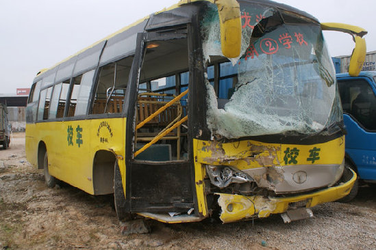 11 injured in school bus crash in S China