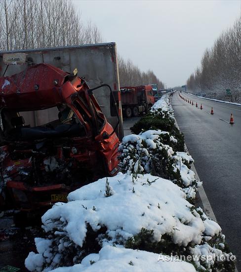 Heavy snow is being blamed for a mass pile up on the Weifang section of Qingdao-Jinan highway in Shandong province, Dec 8, 2011. [Photo/Asianewsphoto] 