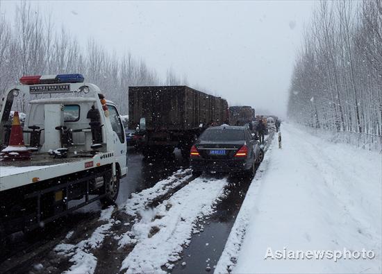 Traffic is blocked for a mass pile up on the Weifang section of Qingdao-Jinan highway in Shandong province, Dec 8, 2011. [Photo/Asianewsphoto]