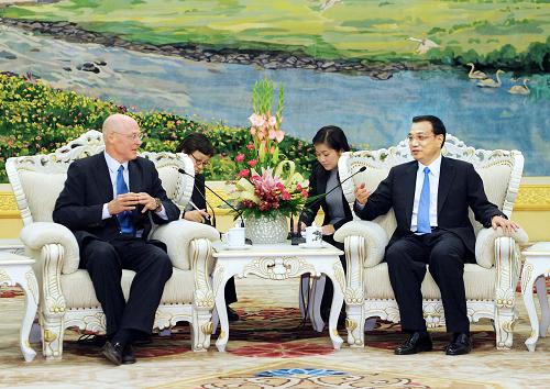 Vice Premier Li Keqiang meets former US treasury secretary Henry Paulson in Beijing on Friday. Li urged the US to take concrete steps to remove unreasonable restrictions in the economic and trade sphere. [Photo/Xinhua]