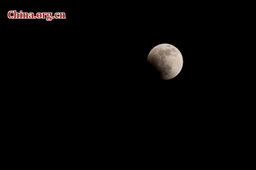 The total lunar eclipse which occurred on Saturday night, is the best of such celestial shows seen in China in ten years. [Pierre Chen / China.org.cn]