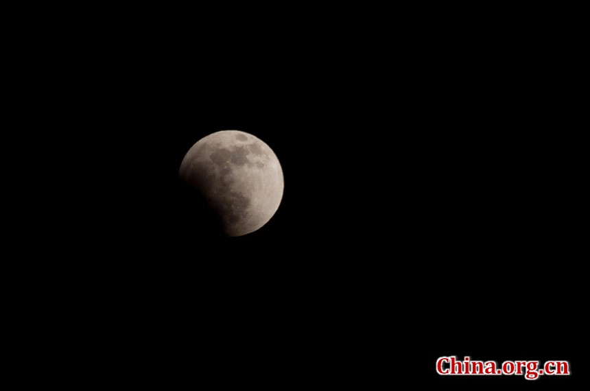 The spectacle, which could be admired in much of the world, began at around 7:30 pm, Dec. 10, 2011, in Beijing and lasted for six hours, when Earth moved between the sun and the moon and cast its shadow over the lunar disk. [Pierre Chen / China.org.cn]