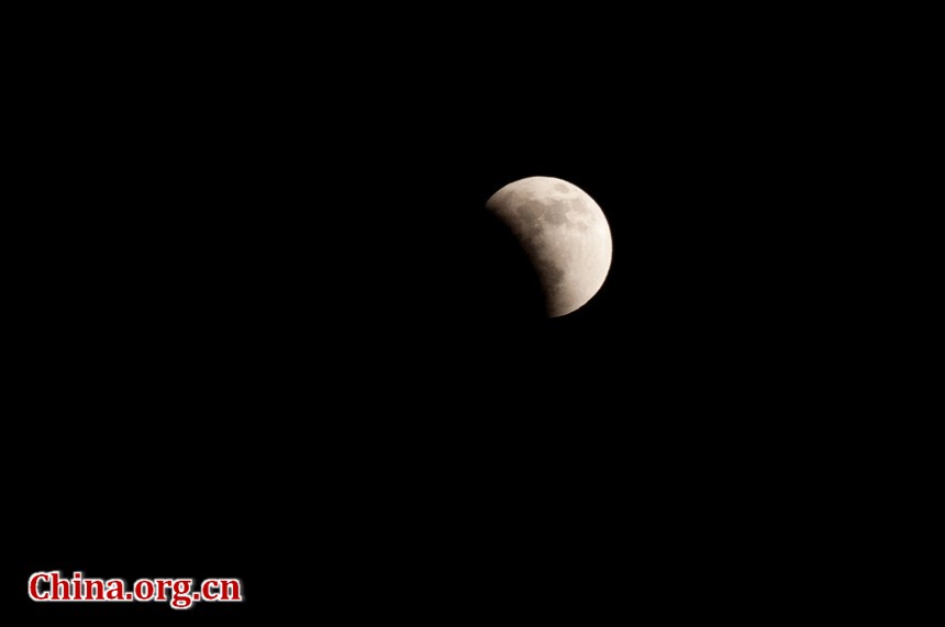 The spectacle, which could be admired in much of the world, began at around 7:30 pm, Dec. 10, 2011, in Beijing and lasted for six hours, when Earth moved between the sun and the moon and cast its shadow over the lunar disk. [Pierre Chen / China.org.cn]