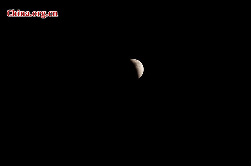 Photo taken around 21:30, Dec. 10, 2011 in Beijing shows that the Earth shadow has reduced the full moon on the night to a crescent. [Pierre Chen / China.org.cn]