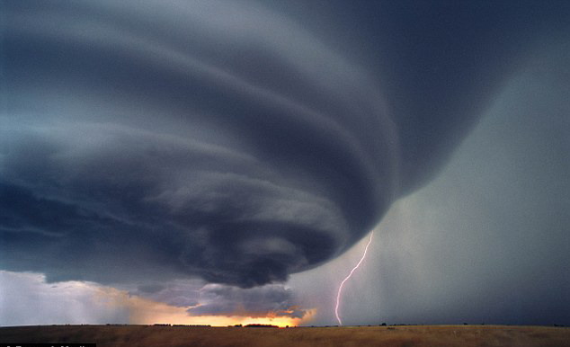 Take a look at the photos of extreme weather taken by famous American photographer Jim Reed.