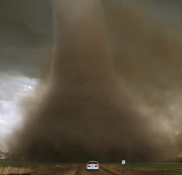 Take a look at the photos of extreme weather taken by famous American photographer Jim Reed. [Guangming Daily]