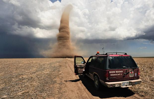 Take a look at the photos of extreme weather taken by famous American photographer Jim Reed. [Guangming Daily]