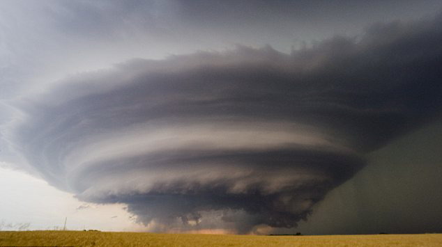 Take a look at the photos of extreme weather taken by famous American photographer Jim Reed. [Guangming Daily]