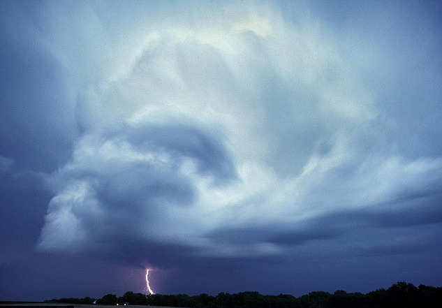 Take a look at the photos of extreme weather taken by famous American photographer Jim Reed. [Guangming Daily]