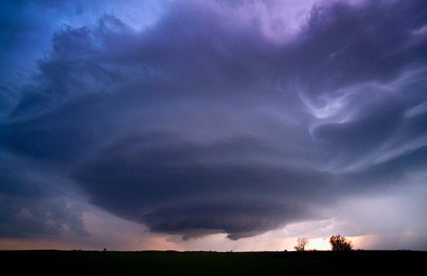 Take a look at the photos of extreme weather taken by famous American photographer Jim Reed. [Guangming Daily] 