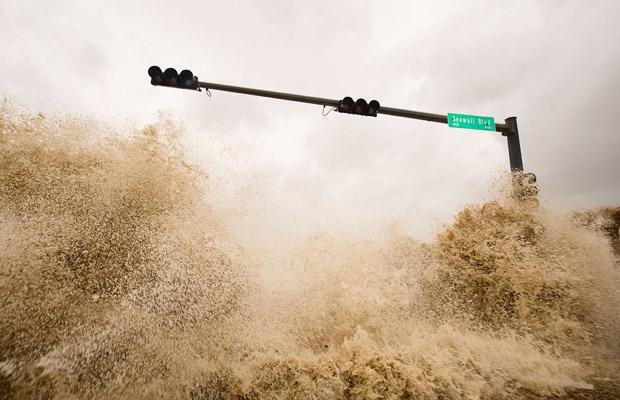 Take a look at the photos of extreme weather taken by famous American photographer Jim Reed. [Guangming Daily]