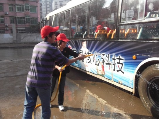 Workers are cleaning a bus. [File photo] 