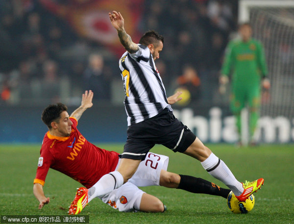 Aleandro Greco (L) of AS Roma competes for the ball with Simone Pepe of Juventus FC during the Serie A match between AS Roma and Juventus FC at Stadio Olimpico on December 12, 2011 in Rome, Italy. 