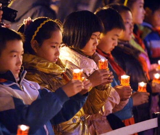 Three thousand candles were lit in Nanjing, the capital of east China's Jiangsu province, on Monday evening to commemorate the victims of the Japanese massacre in the city.Nanjing was occupied on Dec. 13, 1937, by Japanese troops who began a six-week massacre. [Photo/Xinhua]