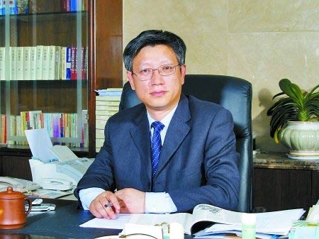Xie Jianping, 52, vice-president of the Zhengzhou Tobacco Research Institute of China National Tobacco Corp, was inducted into the academy on Dec 8 for his research since 2005 on tar reduction in filter cigarettes.[File photo]