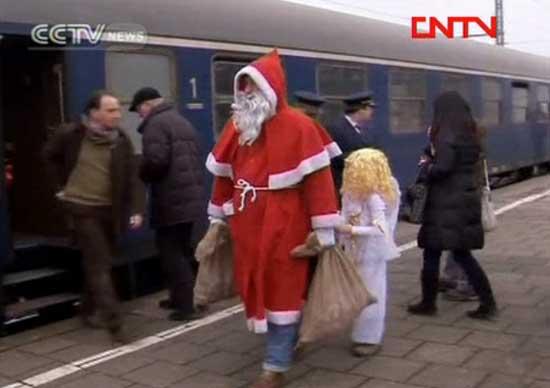 As the Christmas countdown nearing single digits, Santa Claus has arrived in advance on his private locomotive. Last Sunday, German children in the Bavarian capital of Munich went for a special train ride.