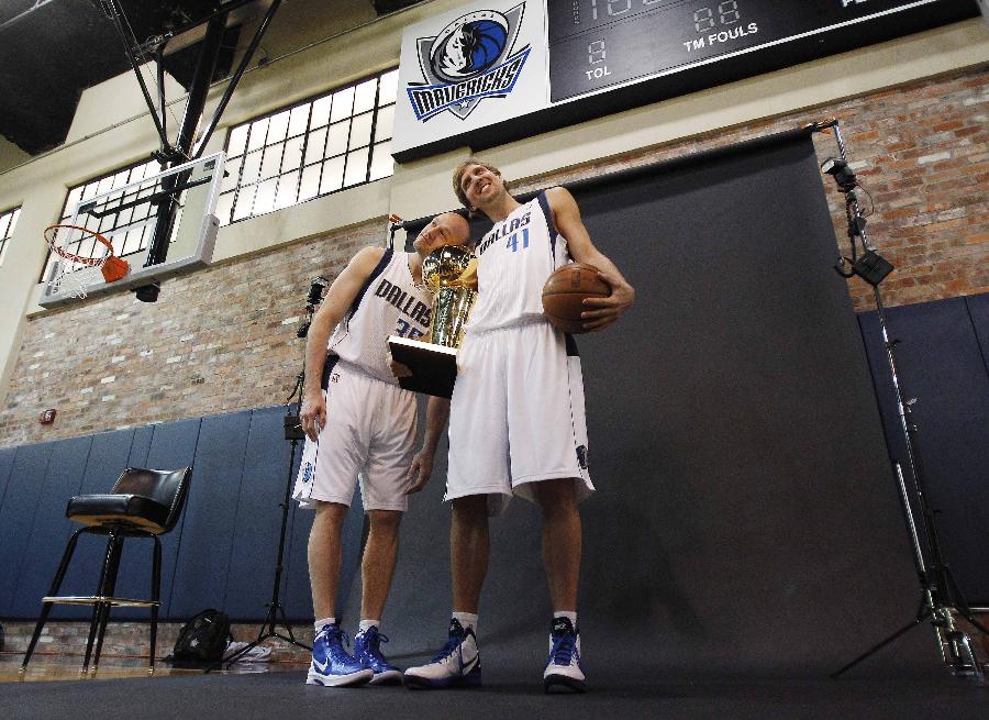 Dallas Mavericks Dirk Nowitzki (R) and Brian Cardinal (L) pose for photographers during media day at the team's headquarters in Dallas, Texas December 13, 2011. (Xinhua/Reuters Photo)