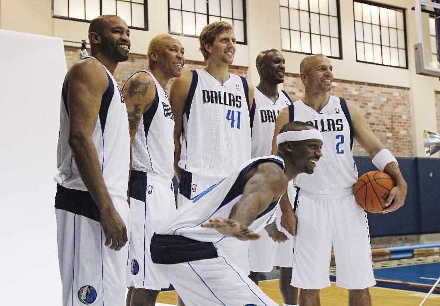 Dallas Mavericks players (L-R) Vince Carter, Shawn Marion, Dirk Nowitzki, Lamar Odom, Jason Kidd, and Jason Terry (front) pose for photos during media day at the team's headquarters in Dallas, Texas December 13, 2011. (Xinhua/Reuters Photo)