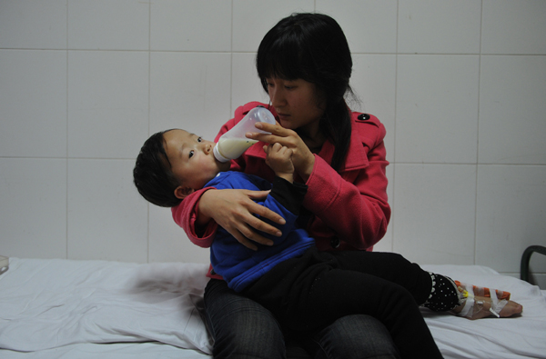 A family member feeds a child infected with hepatitis C virus who is being treated at the First Affiliated Hospital of Anhui Medical University in Hefei, capital of Anhui province. 