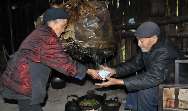 Jin Jifen, 106, and her husband Yang Shengzhong, 109, have a meal at home, Dec 6, 2011. The couple has been recognized as the oldest living couple in the country by the Gerontological Society of China.