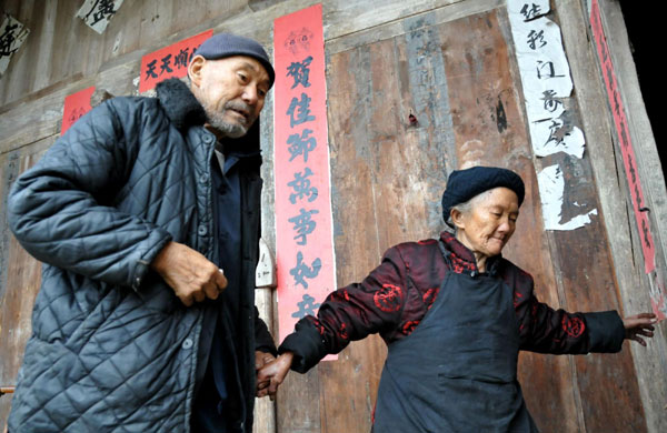 Yang Shengzhong, 109, and his wife Jin Jifen, 106, are believed to be the oldest living couple in China, Dec 6, 2011. [Photo/Xinhua]