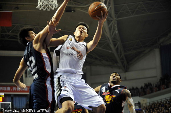 Dong Hanlin of Guangdong (L) tries to block Liu Shunan of Liaoning (R) during a CBA league game on December 14, 2011.