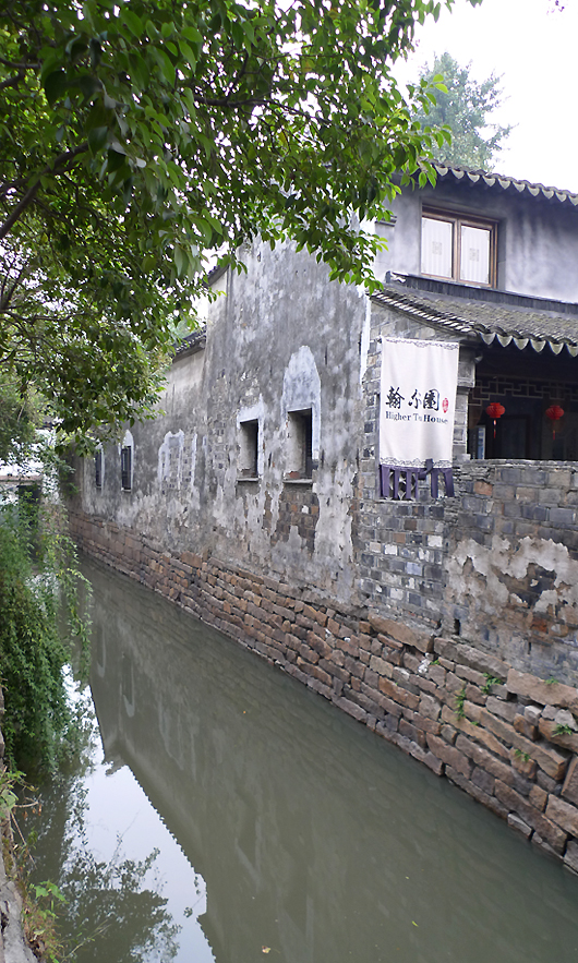 Located in downtown Suzhou, Jiangsu Province, Pingjiang Street is a historical road along the river, where the city's history and unique feature have been well-preserved. As early as in Song Dynasty, the street had already existed, which was shown on Suzhou's earliest map 'Pingjiang Map' as one of the main streets of the town during that time. For many centuries, the street has become a center of much of Suzhou's cultural life. [Photo by Xu Lin / China.org.cn]