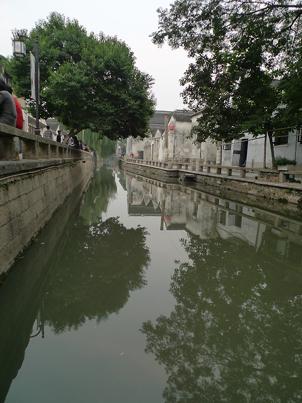 Located in downtown Suzhou, Jiangsu Province, Pingjiang Street is a historical road along the river, where the city's history and unique feature have been well-preserved. As early as in Song Dynasty, the street had already existed, which was shown on Suzhou's earliest map 'Pingjiang Map' as one of the main streets of the town during that time. For many centuries, the street has become a center of much of Suzhou's cultural life. [Photo by Xu Lin / China.org.cn]