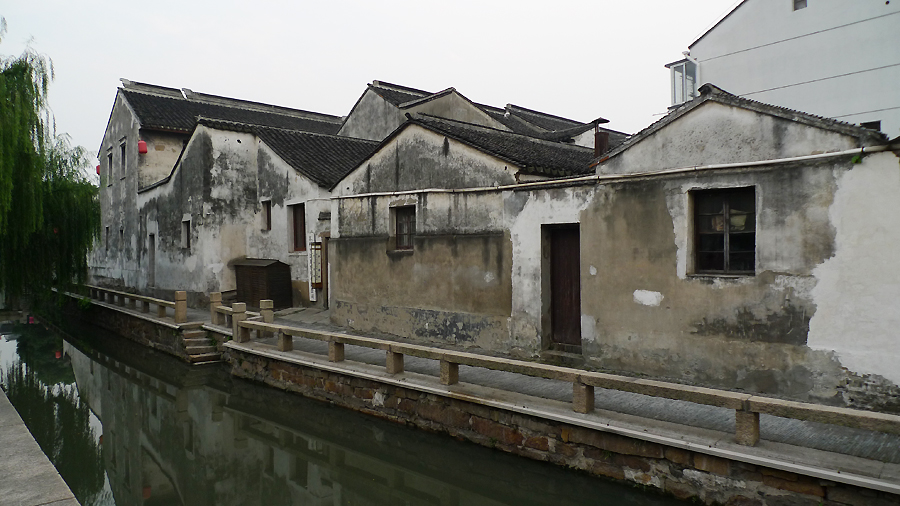 Located in downtown Suzhou, Jiangsu Province, Pingjiang Street is a historical road along the river, where the city's history and unique feature have been well-preserved. As early as in Song Dynasty, the street had already existed, which was shown on Suzhou's earliest map 'Pingjiang Map' as one of the main streets of the town during that time. For many centuries, the street has become a center of much of Suzhou's cultural life. [Photo by Xu Lin / China.org.cn]