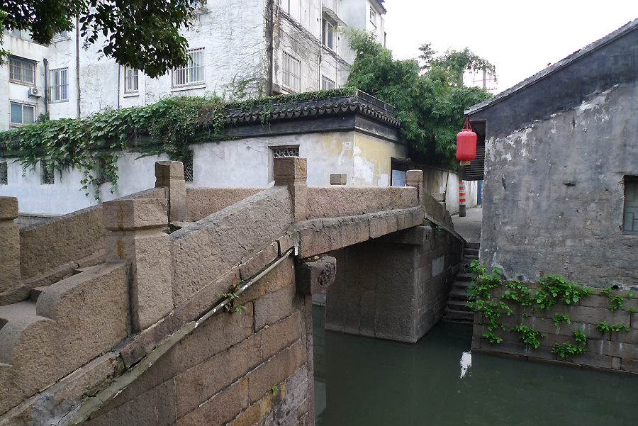 Located in downtown Suzhou, Jiangsu Province, Pingjiang Street is a historical road along the river, where the city's history and unique feature have been well-preserved. As early as in Song Dynasty, the street had already existed, which was shown on Suzhou's earliest map 'Pingjiang Map' as one of the main streets of the town during that time. For many centuries, the street has become a center of much of Suzhou's cultural life. [Photo by Xu Lin / China.org.cn]