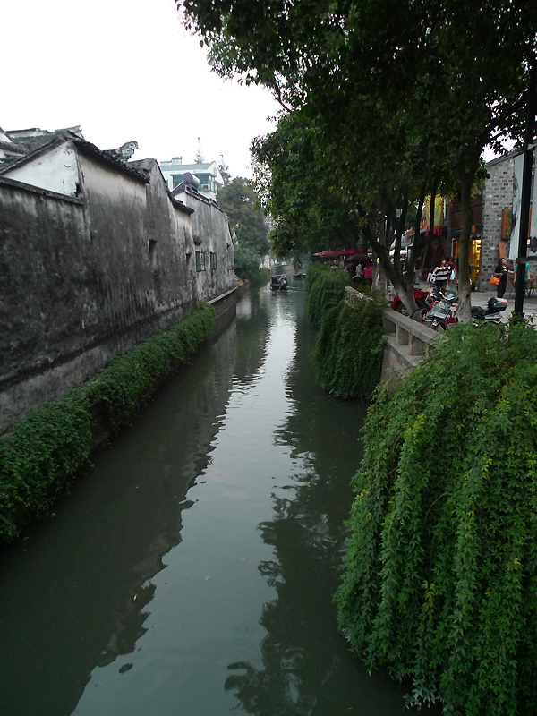 Located in downtown Suzhou, Jiangsu Province, Pingjiang Street is a historical road along the river, where the city's history and unique feature have been well-preserved. As early as in Song Dynasty, the street had already existed, which was shown on Suzhou's earliest map 'Pingjiang Map' as one of the main streets of the town during that time. For many centuries, the street has become a center of much of Suzhou's cultural life. [Photo by Xu Lin / China.org.cn]