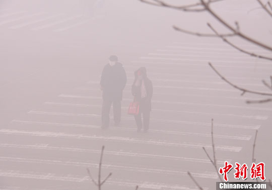 A heavy fog has blanketed Urumqi, capital of northwest China's Xinjiang Uygur Autonomous Region for days. 