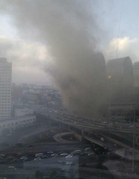 No casualties was reported in a fire that broke out near a high-rise complex in Beijing's downtown Xizhimen area Thursday afternoon, local fire fighters said.