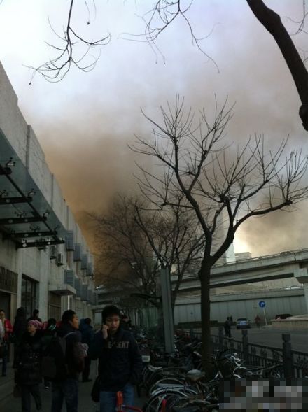 No casualties was reported in a fire that broke out near a high-rise complex in Beijing's downtown Xizhimen area Thursday afternoon, local fire fighters said.