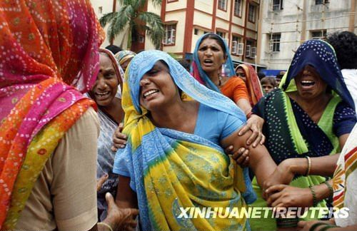 The death toll from the illicit liquor disaster in the eastern Indian state of West Bengal has risen to 121, while 100 are being treated of poisoning in hospitals.