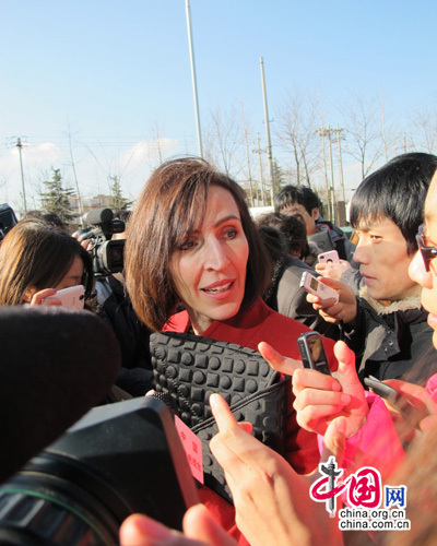 Kim Lee (center) talks to reporters after the couple's divorce hearing at a Beijing court on Thursday. [China.org.cn] 李金（中）周四在北京一家法院出席离婚案庭审后，接受记者的采访。[中国网]