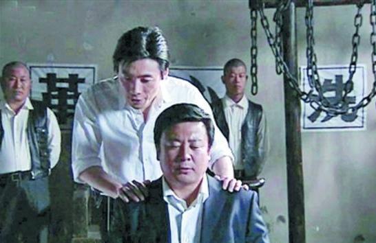 Ji Siguang (Front, C) played a Counterespionage Bureau official in 'Lurk'. [File photo] 吉思光（前中）在《潜伏》中饰演保密局的一位官员。[资料图片]