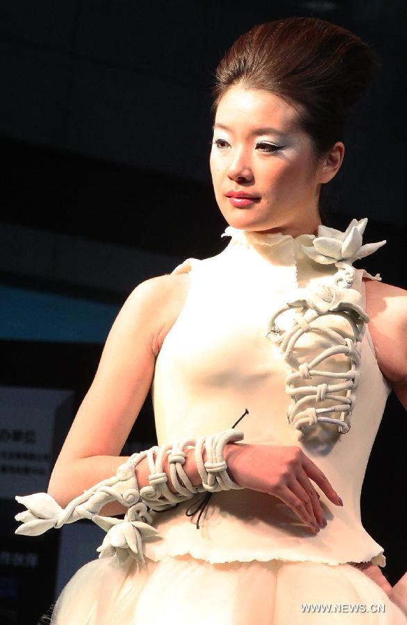 A model presents a creation made of chocolate during a chocolate fashion show at World Chocolate Wonderland in Shanghai, east China, Dec. 15, 2011. 