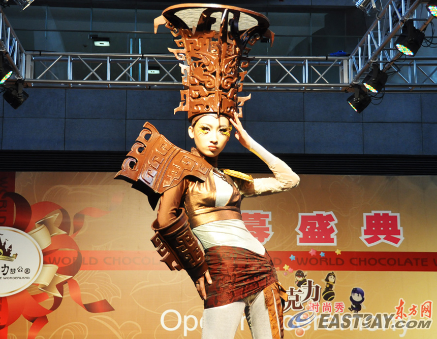 A model presents a creation made of chocolate during a chocolate fashion show at World Chocolate Wonderland in Shanghai, east China, Dec. 15, 2011.