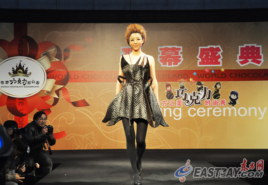 A model presents a creation made of chocolate during a chocolate fashion show at World Chocolate Wonderland in Shanghai, east China, Dec. 15, 2011.