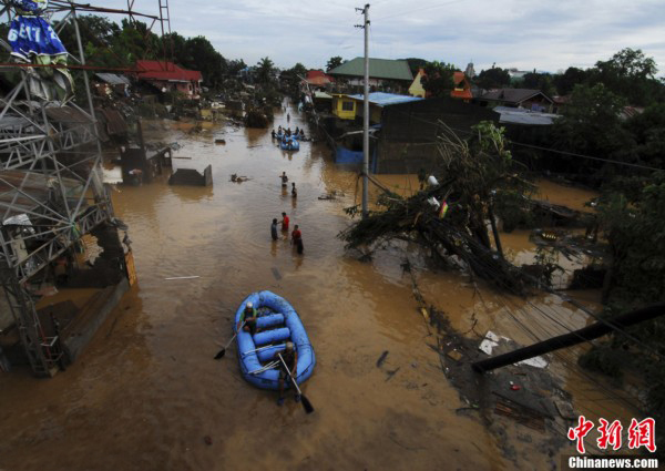The photo shows the tropical storm-hit area in Philippines on Dec. 17, 2011. Flash floods triggered by a tropical storm have killed hundreds in southern Philippine cities, and the disaster is becoming more seriously.