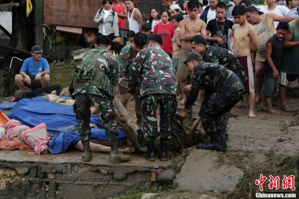 The rescuers are in search for bodies in floods in Philippines on Dec. 17, 2011. Flash floods triggered by a tropical storm have killed hundreds in southern Philippine cities, and the disaster is becoming more seriously.