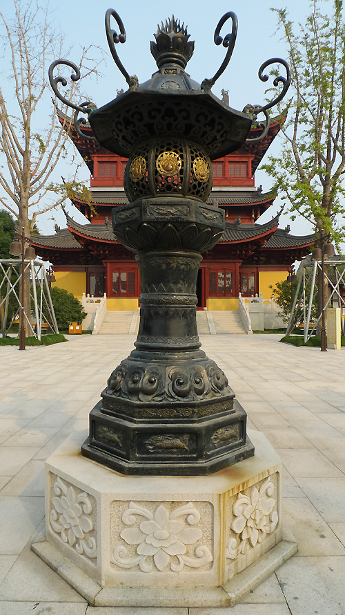 Located at the Yangcheng Lake peninsula in Suzhou Industrial Park, Jiangsu Province, Chongyuan Temple is a Buddhist temple constructed in 503 during the reign of Tianjian Emperor Liangwudi, with a history of 1,504 years. The temple was contemporaneous with Hanshan Temple, Lingyan Temple, and Baosheng Temple. It has the highest and heaviest above-water indoor Guanyin (Goddess of Mercy) Pavilion of China. [Photo by Xu Lin / China.org.cn]